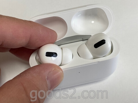 AirPods Proをケースから出す