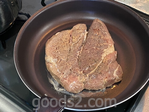 ステーキの片面を30秒焼く