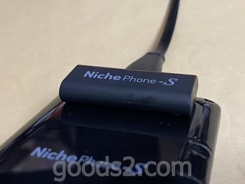 NichePhone-Sの充電用マグネットタッチ式DC端子がくっついたところ