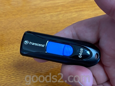 Transcend USBメモリ 64GB USB 3.1 スライド式の青いスライドボタン