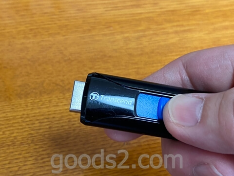 Transcend USBメモリ 64GB USB 3.1 スライド式のスライドボタンをスライドさせる