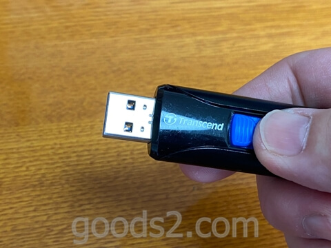 Transcend USBメモリ 64GB USB 3.1 スライド式のUSB端子をスライドして出す